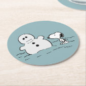 Erdnüsse | Snoopy baut einen Schneemann Runder Pappuntersetzer (Angewinkelt)