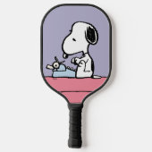 Erdnüsse | Snoopy bei der Schreibmaschine 2 Pickleball Schläger (Rückseite)