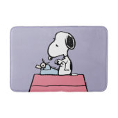 Erdnüsse | Snoopy bei der Schreibmaschine Badematte (Vorderseite)
