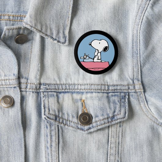 Erdnüsse | Snoopy bei der Schreibmaschine Button (Beispiel)