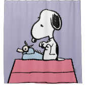 Erdnüsse | Snoopy bei der Schreibmaschine Duschvorhang (Vorderseite)