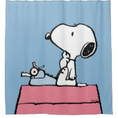 Erdnüsse | Snoopy bei der Schreibmaschine Duschvorhang (Vorderseite)