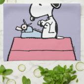 Erdnüsse | Snoopy bei der Schreibmaschine Geschirrtuch (Gefaltet)