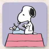 Erdnüsse | Snoopy bei der Schreibmaschine Getränkeuntersetzer (Vorderseite)
