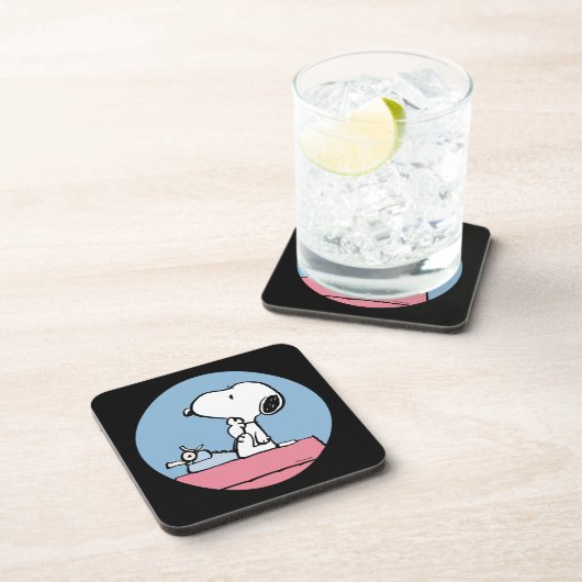 Erdnüsse | Snoopy bei der Schreibmaschine Getränkeuntersetzer (Rechte Seite)