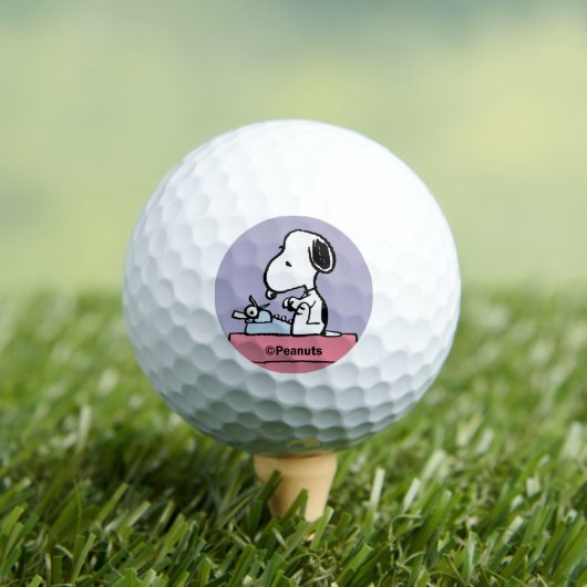 Erdnüsse | Snoopy bei der Schreibmaschine Golfball (Insitu T-Shirt)