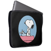 Erdnüsse | Snoopy bei der Schreibmaschine Laptopschutzhülle (Vorne Rechts)