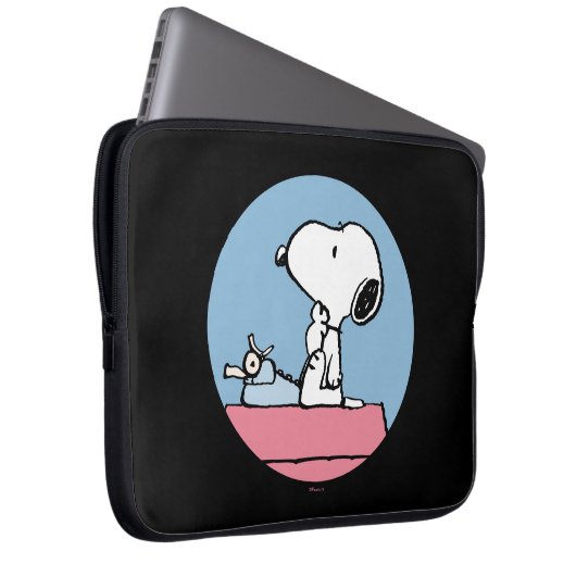 Erdnüsse | Snoopy bei der Schreibmaschine Laptopschutzhülle (Vorne Rechts)