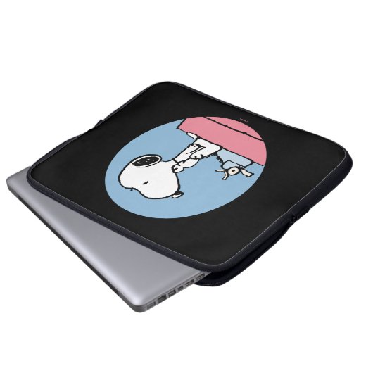 Erdnüsse | Snoopy bei der Schreibmaschine Laptopschutzhülle (Vorne Knopf)