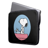 Erdnüsse | Snoopy bei der Schreibmaschine Laptopschutzhülle (Vorderseite Links)