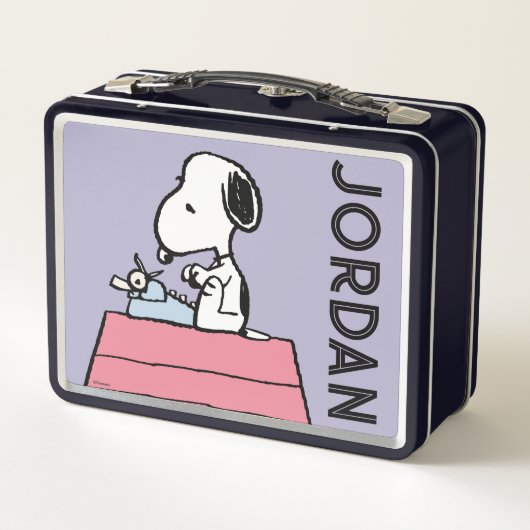 Erdnüsse | Snoopy bei der Schreibmaschine Metall Brotdose (Rückseite)