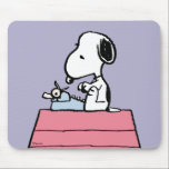 Erdnüsse | Snoopy bei der Schreibmaschine Mousepad<br><div class="desc">Karo in diesem phantastischen Peanuts-Design mit Snoopy.</div>