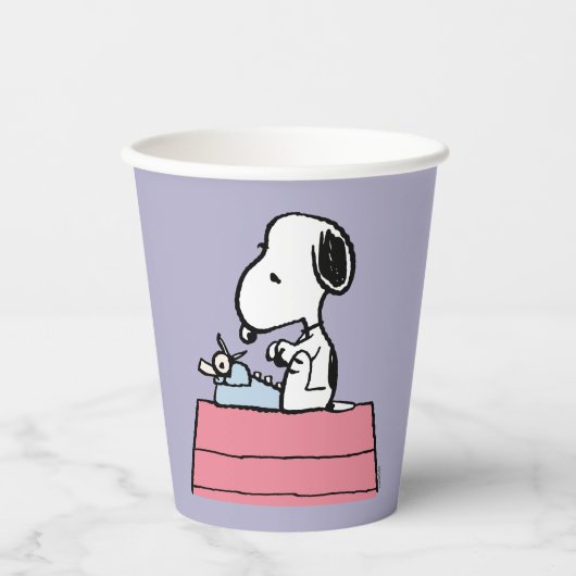 Erdnüsse | Snoopy bei der Schreibmaschine Pappbecher (Vorderseite)