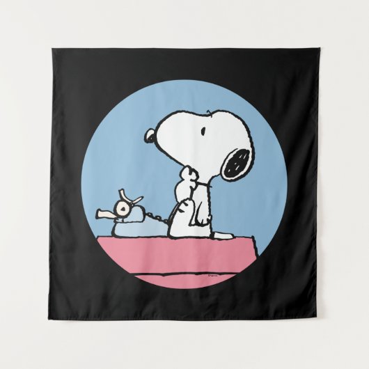Erdnüsse | Snoopy bei der Schreibmaschine Wandteppich (Vorderseite)