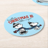 Erdnüsse | Snoopy & Charlie Brown Winter Scarf Runder Pappuntersetzer (Angewinkelt)