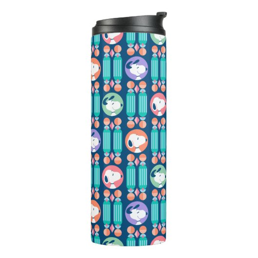 Erdnüsse | Snoopy Dark Blue Deko Dreams Pattern Thermosbecher (Nach links gedreht)