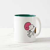 Erdnüsse | Snoopy Football Kicker Zweifarbige Tasse (VorderseiteRechts)