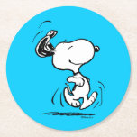 Erdnüsse | Snoopy Happy Dance Runder Pappuntersetzer<br><div class="desc">Snoopy ist der liebliche Beagle von Charlie Brown im Comic-Streifen Peanuts von Charles M. Schulz. Karo aus diesem niedlichen Peanuts Design mit diesem lieblichen Hund.</div>