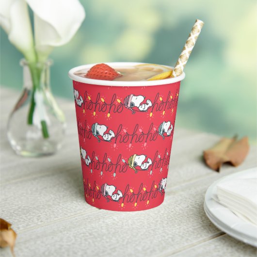 Erdnüsse | Snoopy Holiday Ho Ho Holiday Pattern Pappbecher (In Situ)