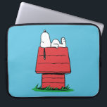 Erdnüsse | Snoopy Napping Laptopschutzhülle<br><div class="desc">Snoopy ist der liebliche Beagle von Charlie Brown im Comic-Streifen Peanuts von Charles M. Schulz. Karo aus diesem niedlichen Peanuts Design mit diesem lieblichen Hund.</div>