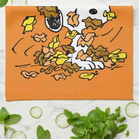 Erdnüsse | Snoopy Pile von Blätter Geschirrtuch (Gefaltet)