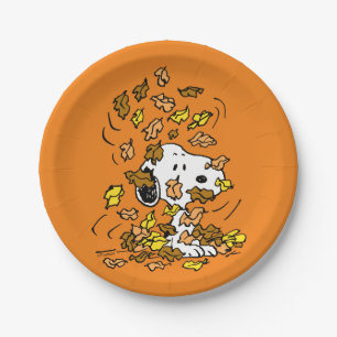 Erdnüsse Snoopy Pile von Blätter Pappteller