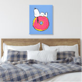 Erdnüsse | Snoopy Pink Donut Leinwanddruck (Insitu (Schlafzimmer))