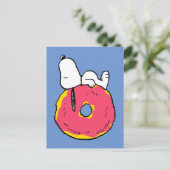 Erdnüsse | Snoopy Pink Donut Postkarte (Stehend Vorderseite)
