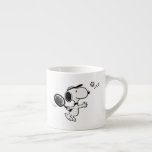 Erdnüsse | Snoopy Plays Tennis Espressotasse<br><div class="desc">In der Peanuts Comic Strip und animierte Filme,  Snoopy wird oft gezeigt,  Tennis spielen gegen seinen Besitzer Charlie Brown oder andere Figuren wie Linus und Lucy. Dieses Design zeigt die sportlichen Fähigkeiten und den Wettbewerbsgeist von Snoopy auf humorvolle Weise.</div>