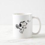 Erdnüsse | Snoopy Plays Tennis Kaffeetasse<br><div class="desc">In der Peanuts Comic Strip und animierte Filme,  Snoopy wird oft gezeigt,  Tennis spielen gegen seinen Besitzer Charlie Brown oder andere Figuren wie Linus und Lucy. Dieses Design zeigt die sportlichen Fähigkeiten und den Wettbewerbsgeist von Snoopy auf humorvolle Weise.</div>