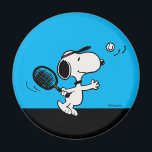 Erdnüsse | Snoopy Plays Tennis Magnet<br><div class="desc">In der Peanuts Comic Strip und animierte Filme,  Snoopy wird oft gezeigt,  Tennis spielen gegen seinen Besitzer Charlie Brown oder andere Figuren wie Linus und Lucy. Dieses Design zeigt die sportlichen Fähigkeiten und den Wettbewerbsgeist von Snoopy auf humorvolle Weise.</div>