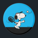 Erdnüsse | Snoopy Plays Tennis Magnet<br><div class="desc">In der Peanuts Comic Strip und animierte Filme,  Snoopy wird oft gezeigt,  Tennis spielen gegen seinen Besitzer Charlie Brown oder andere Figuren wie Linus und Lucy. Dieses Design zeigt die sportlichen Fähigkeiten und den Wettbewerbsgeist von Snoopy auf humorvolle Weise.</div>