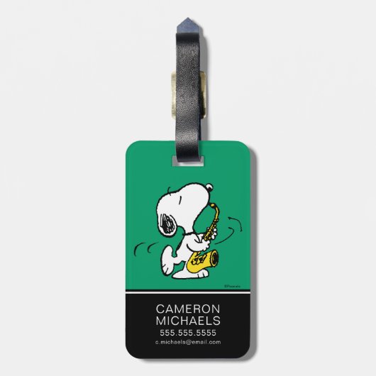 Erdnüsse | Snoopy Saxophone Player Gepäckanhänger (Rückseite vertikal)