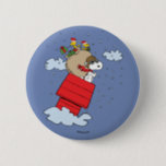 Erdnüsse | Snoopy the Red Baron at Christmas Button<br><div class="desc">Feiern Sie die Ferien und Ihre Liebe der Erdnüsse mit diesem niedlichen Design,  das den Red Baron mit Spielzeug zu Weihnachten vorstellt.</div>