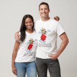 Erdnüsse | Snoopy the Red Baron at Christmas T-Shirt<br><div class="desc">Feiern Sie die Ferien und Ihre Liebe der Erdnüsse mit diesem niedlichen Design,  das den Red Baron mit Spielzeug zu Weihnachten vorstellt.</div>