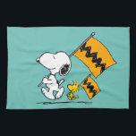Erdnüsse | Snoopy- und Holzflaggen Geschirrtuch<br><div class="desc">Karo dieses lustige Design aus Erdnüssen mit Snoopy und Woodstock.</div>
