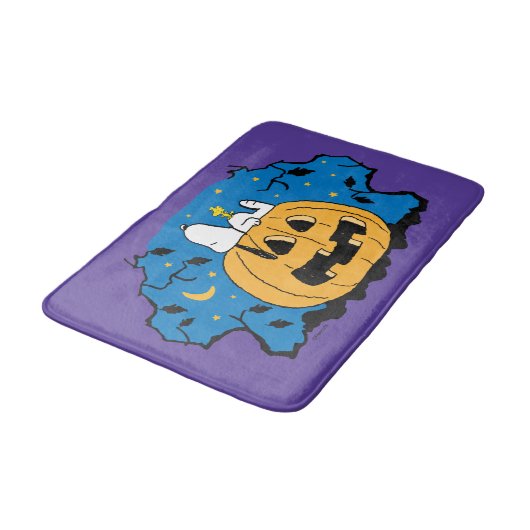 Erdnüsse | Snoopy und Jack-O-Lantern aus Holz Badematte (Schrägansicht)