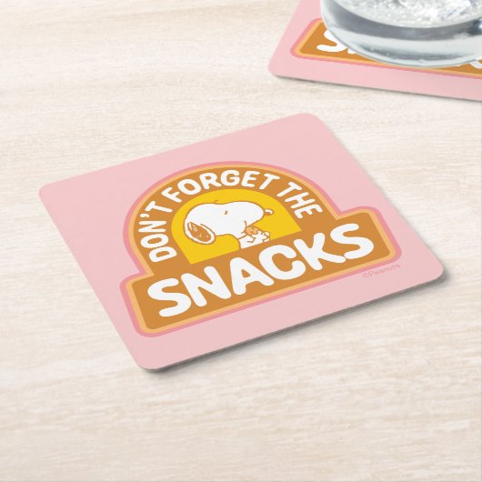 Erdnüsse | Snoopy Vergessen Sie nicht die Snacks Rechteckiger Pappuntersetzer (angewinkelt)