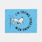 Erdnüsse | Snoopy versucht etwas Neues Fleecedecke (Vorderseite (Horizontal))