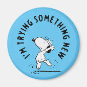 Erdnüsse | Snoopy versucht etwas Neues Magnet (Vorne)