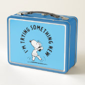 Erdnüsse | Snoopy versucht etwas Neues Metall Brotdose (Rückseite)