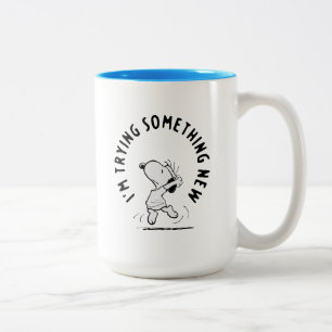 Erdnüsse   Snoopy versucht etwas Neues Zweifarbige Tasse