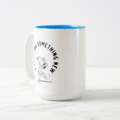 Erdnüsse | Snoopy versucht etwas Neues Zweifarbige Tasse (Vorderseite Links)