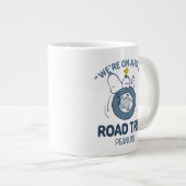 Erdnüsse | Snoopy & Woodstock Road Trip Jumbo-Tasse (Vorderseite Rechts)
