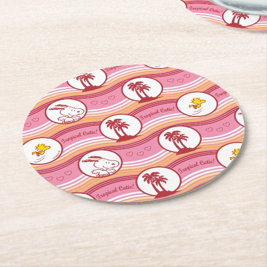 Erdnüsse | Tropische Süsse aus Snoopy und Holz Runder Pappuntersetzer (Angewinkelt)