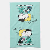 Erdnüsse | Valentinstag | Lucy & Schroeder Kiss Geschirrtuch (Vertikal)