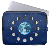 Erdphasen und Mondphasen im Hintergrund der Sterne Laptopschutzhülle (Vorderseite)