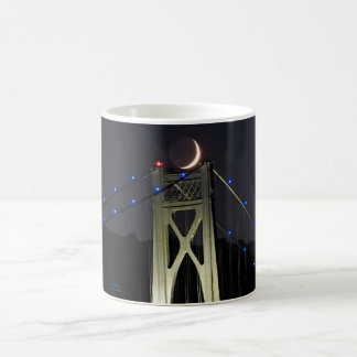 Erdscheinter Crescent Moon auf einer Brücke Kaffeetasse