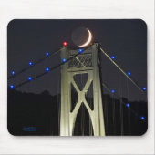 Erdscheinter Crescent Moon auf einer Brücke Mousepad (Vorne)
