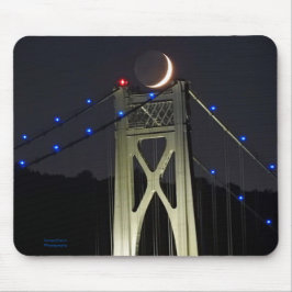 Erdscheinter Crescent Moon auf einer Brücke Mousepad